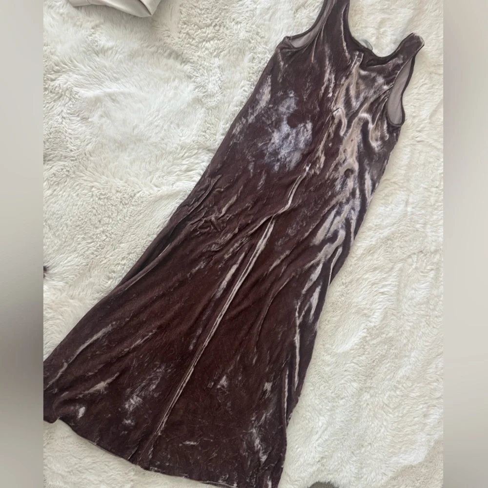 Vince velvetine midi dress. - Picture 3 of 12
